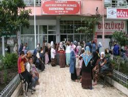 Çocuklarına Bayramlık Almak İsteyen Anneler Yağmur Altında Kuyruğa Girdi