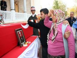Şehit Oğlunu Asker Selamıyla Uğurladı