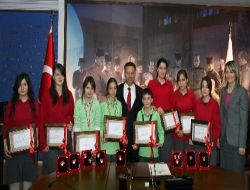 Vali Aksoy Fezalı Öğrencileri Cumhuriyet Altını İle Ödüllendirdi