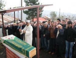 Trt Giresun Temsilcisi Çelebi'nin Annesinin Cenazesi Toprağa Verildi
