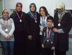 Hamsi Yeme Yarışmasında Bir Dakikada 21 Hamsi Yiyen Veli Birinci Oldu