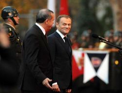 Polonya Başbakanı Tusk, Resmi Törenle Karşılandı!