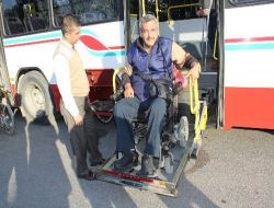 Engelliler İzmir Büyükşehir Belediyesi'ni Protesto Etti