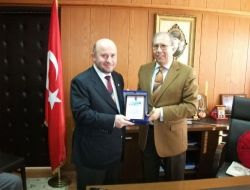 Sinop Üniversitesi'nden Ak Partili Tıngıroğlu'na Plaket