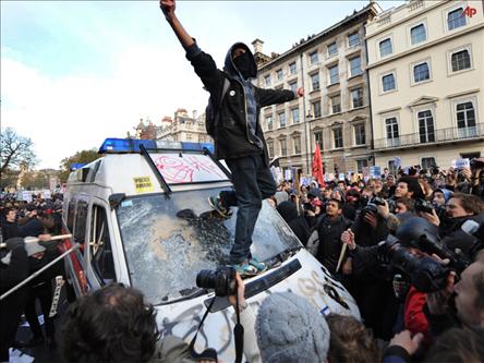 Prens ve Eşinin Aracına Saldırdılar!