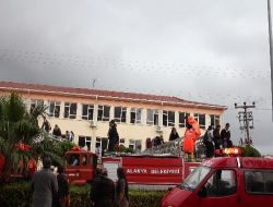 Su Baskınına Uğrayan Okuldaki Öğrencileri İtfaiye Kurtardı