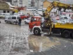 Şiddetli Yağış Nedeniyle İcralık Araçların Bulunduğu Otopark Duvarı Yıkıldı