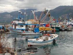 İskenderun Körfezinde Fırtına Hayatı Felce Uğratıyor!!