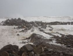 Karadeniz'de Boyu 6 Metreyi Bulan Dalgalar Oluştu