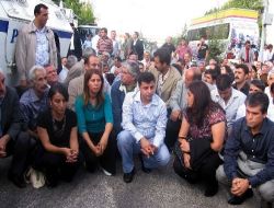 Dtp'li Başkan Ve Milletvekillerinden Oturma Eylemi