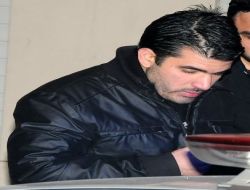 Lüks Otomobil Orta Refüjdeki Ağaca Çarparak Durdu, 3 Kişi Yaralandı