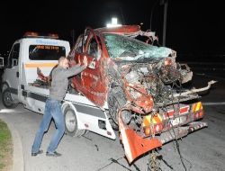 Belediye Otobüsü İle Çarpışan Otomobildeki 4 Kişi Yaralandı