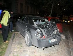 Bayan Sürücü Park Halindeki 3 Otomobile Birden Çarptı