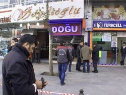 Kar Maskesiyle Kuyumcu Soydular