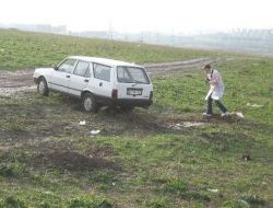Boş Arazideki Çalıntı Otomobilin Altında Erkek Cesedi Bulundu