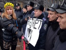 Hükümette Kadın Bakan İsteyen Ukraynalı Kızlar, Başbakanlığı Bastı!