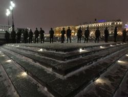Rus Polisi Manej Meydanı'nda Nöbette!