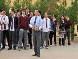 Belediye Başkanı Tütüncü, Ziyaret Ettiği Okulda Lise Öğretmeniyle Karşılaştı