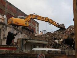 Sakarya'da Depremde Hasar Gören Binaların Yıkımı Sürüyor