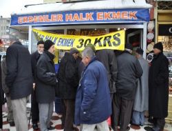 Vatandaş, Fiyatı 30 Kuruşa Düşen Ekmek İçin Sıraya Girdi