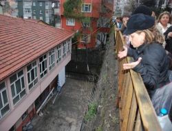 Bahçeye Uçan Araç Velilerin Tepkisine Neden Oldu