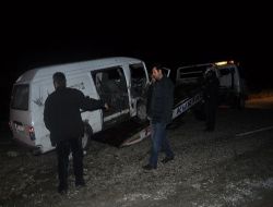 Heyelan Sonucu Üzerine Kaya Düşen Araçtaki 4 Kişi Yaralandı