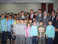 Yüreğir Belediyesi Öğrencilere Giysi Yardımında Bulundu