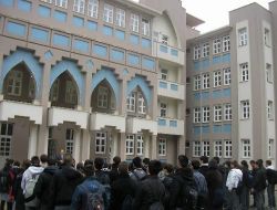 Bu Lisede Ders Zili Çalmıyor
