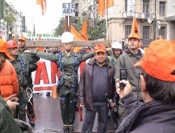 Atina'da Göstericiler Ve Anarşistler Polisle Çatıştı