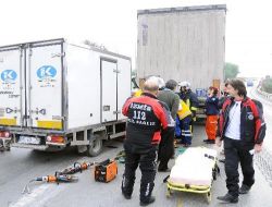 İzmir'de Kaza: 2 Kişi Araç İçinde Sıkıştı
