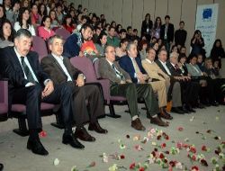 Öğrenciler, Bu Sefer Yumurta Yerine Çiçek Attı