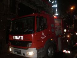 Binada Yangın Çıkınca Vatandaşlar Battaniyeleri İle Sokağa Döküldü