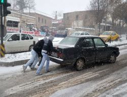 Edirne'de Kar Yağışı ve Buzlanma Hayatı Felç Etti!