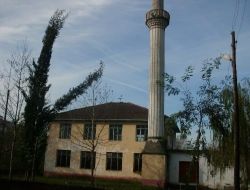 Köylüler, Yeniden Yapılmak İstenen Caminin Yıkım Kararını Alamadılar