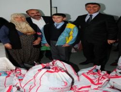 Kızılay'dan Öğrencileri Kışlık Giyecek Yardımı