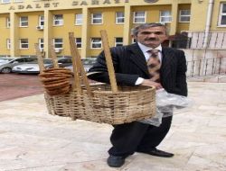 Oy Kullandığı Sandıktan 'sıfır' Çeken Milletvekili Adayı, Simit Satarak 2011 Seçimlerine Hazırlanıyor