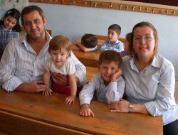 14 Aylık Karen Abisini İlk Gün Okulda Yalnız Bırakmadı