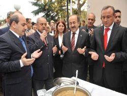 Vali Kızılcık Vatandaşlara Aşure Dağıttı