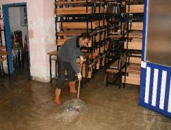 Yozgat'ta Sağanak Yağmur Liseyi Sular Altında Bıraktı