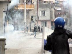 Korsan Gösteri Yapan Terör Örgütü Yandaşları Polise Havai Fişekle Saldırdı