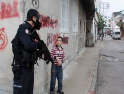 Çocuk Ve Polisin Köşe Başında Karşılaşması Foto Karesine Yansıdı