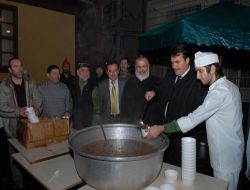 Başkan Dündar Karabaş-ı Veli'de Aşure Dağıttı