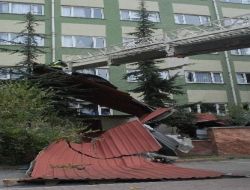 Rüzgar, Hastanenin Çatısına Zarar Verdi