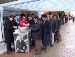 Esnaf, Halka Aşure Dağıttı