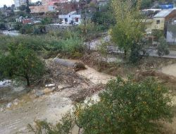 Öğrencilerin Okula Gitmek İçin Kullandığı Köprüyü Sel Yıktı