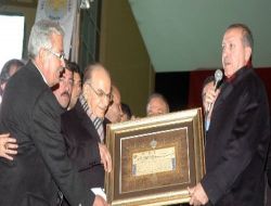 Başbakan Erdoğan, Selçuk Üniversitesi'nde Karanfillerle Karşılandı!