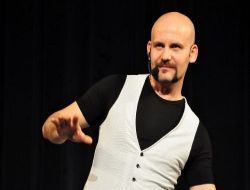 Stand Up Ustası Demirci: Küfür Ve Bel Altı Espiri Kullanmadan Güldürmek Zor