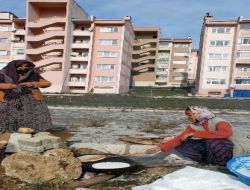 Şaşkın Bakışlara Aldırmadan Site Önünde Bazlama Pişirdi