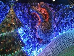 Vitrinlerini Hurda Telefonlarla Süsledi