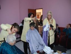 Huzurevinde Kalan Yaşlılara Saç Bakımı Yapıldı